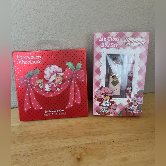 Source Unknown Other - Strawberry Shortcake Makeup Bundle